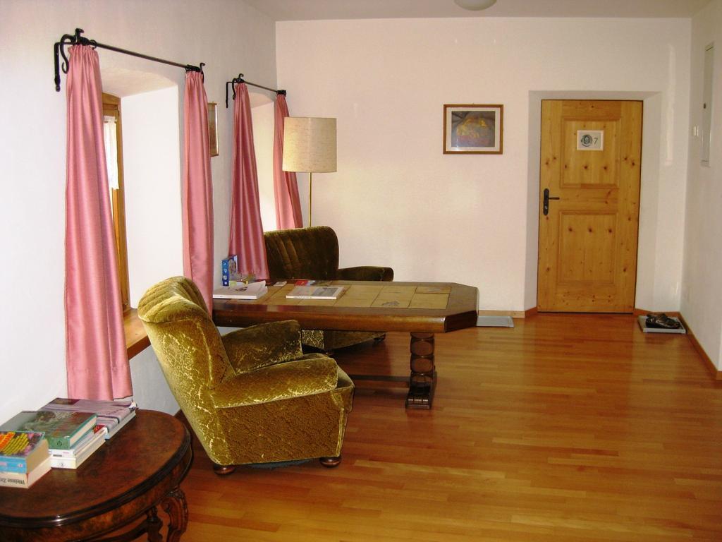 Pensiun Garni Plaz Hotel Scuol Exterior photo