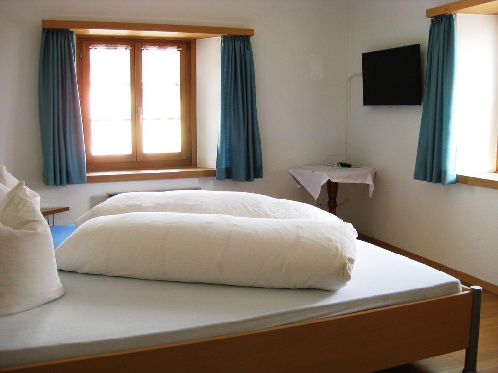 Pensiun Garni Plaz Hotel Scuol Room photo