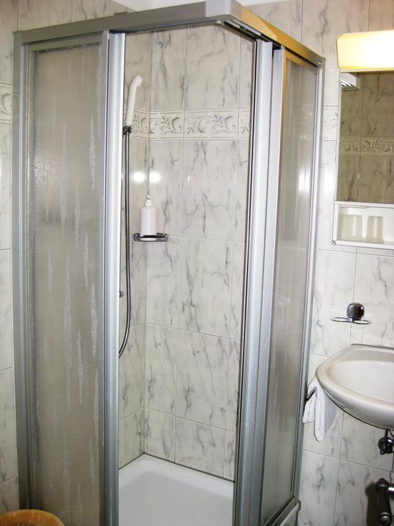 Pensiun Garni Plaz Hotel Scuol Room photo